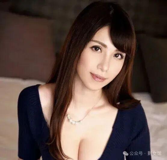 贵州凯里苗寨风光，青山吊脚楼